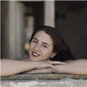 Profesora de teatro y cine con experiencia en apoyo emocional para niños de básica y media